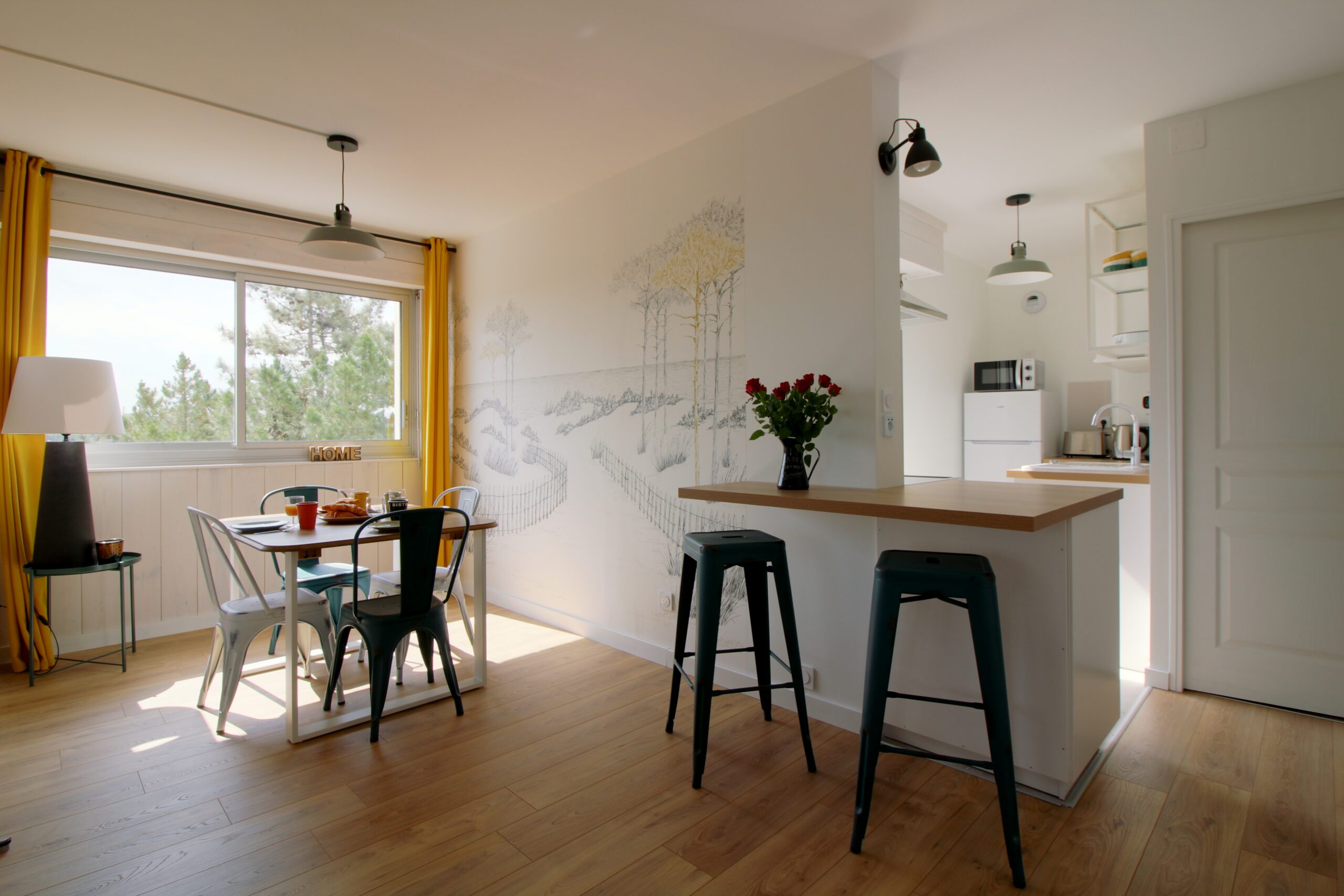 Appartement Dunes à Soulac-sur-Mer, salon lumineux avec vue sur la mer, idéal pour vos vacances en famille.