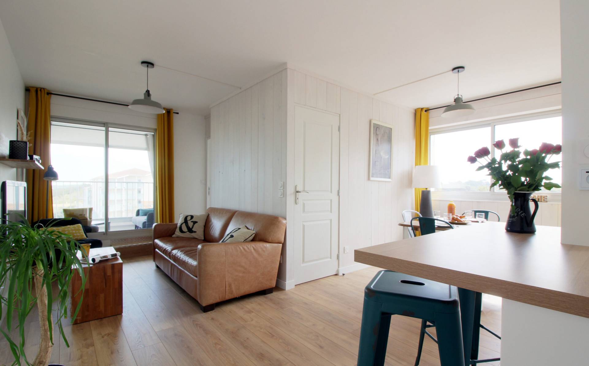 Appartement Dunes à Soulac-sur-Mer, situé à deux pas de la plage et du centre-ville animé.