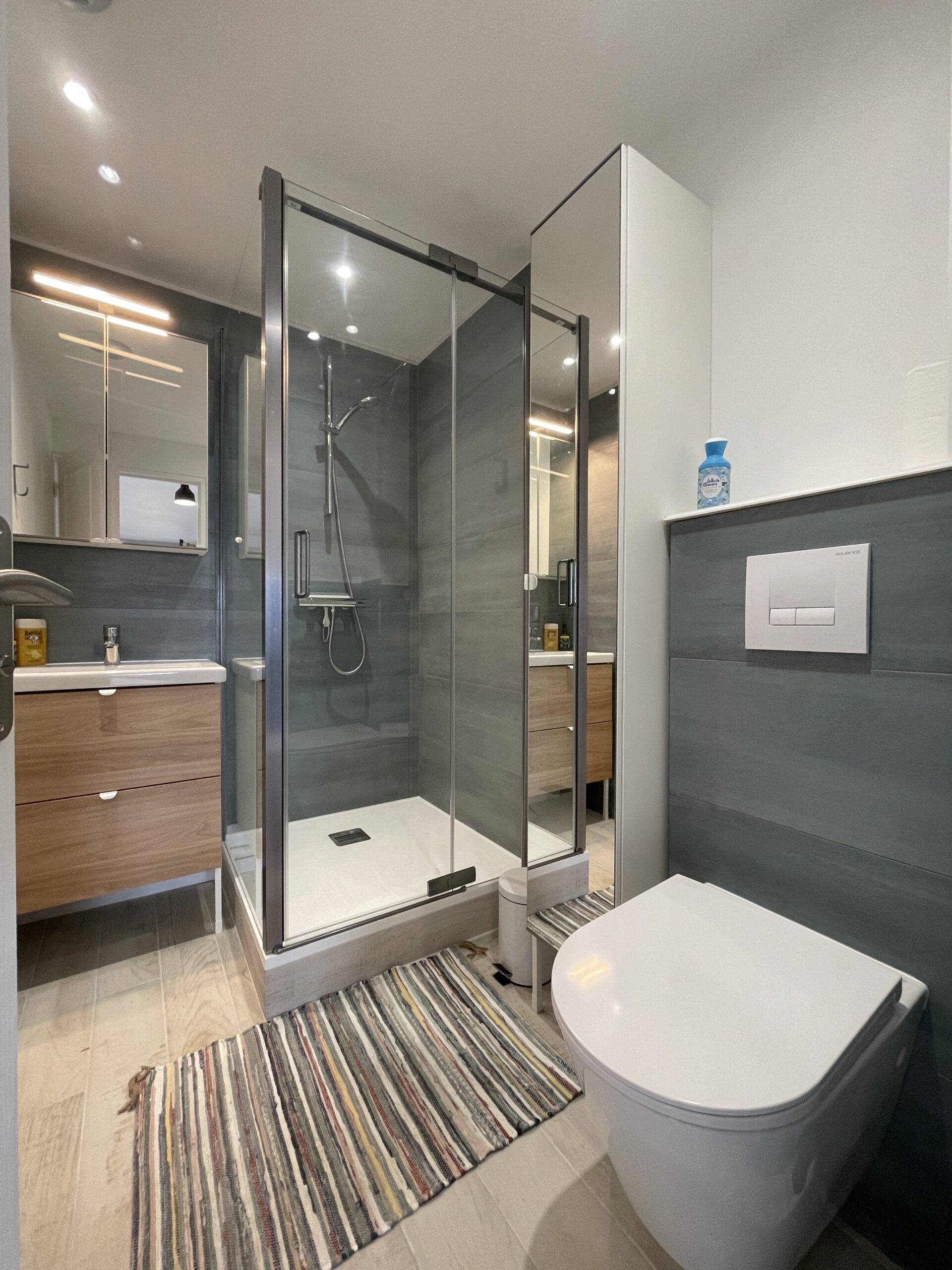 Salle de bain moderne et fonctionnelle de l’appartement Dunes à Soulac-sur-Mer, idéale pour un séjour confortable.