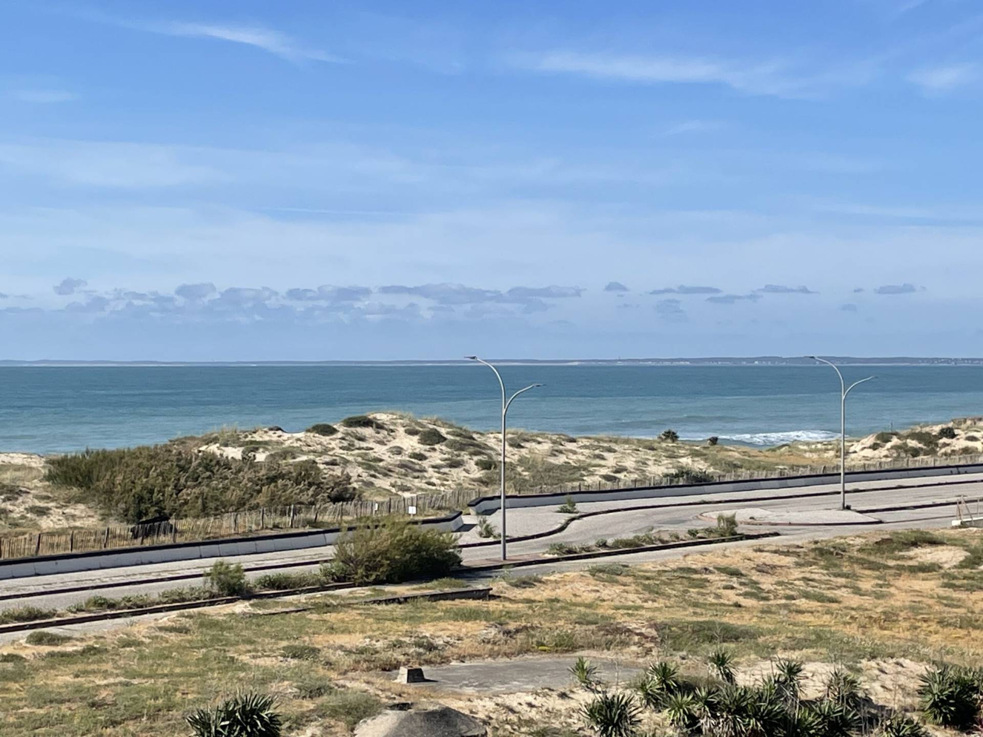 Appartement Dunes à Soulac-sur-Mer, situé à deux pas de la plage et du centre-ville animé.