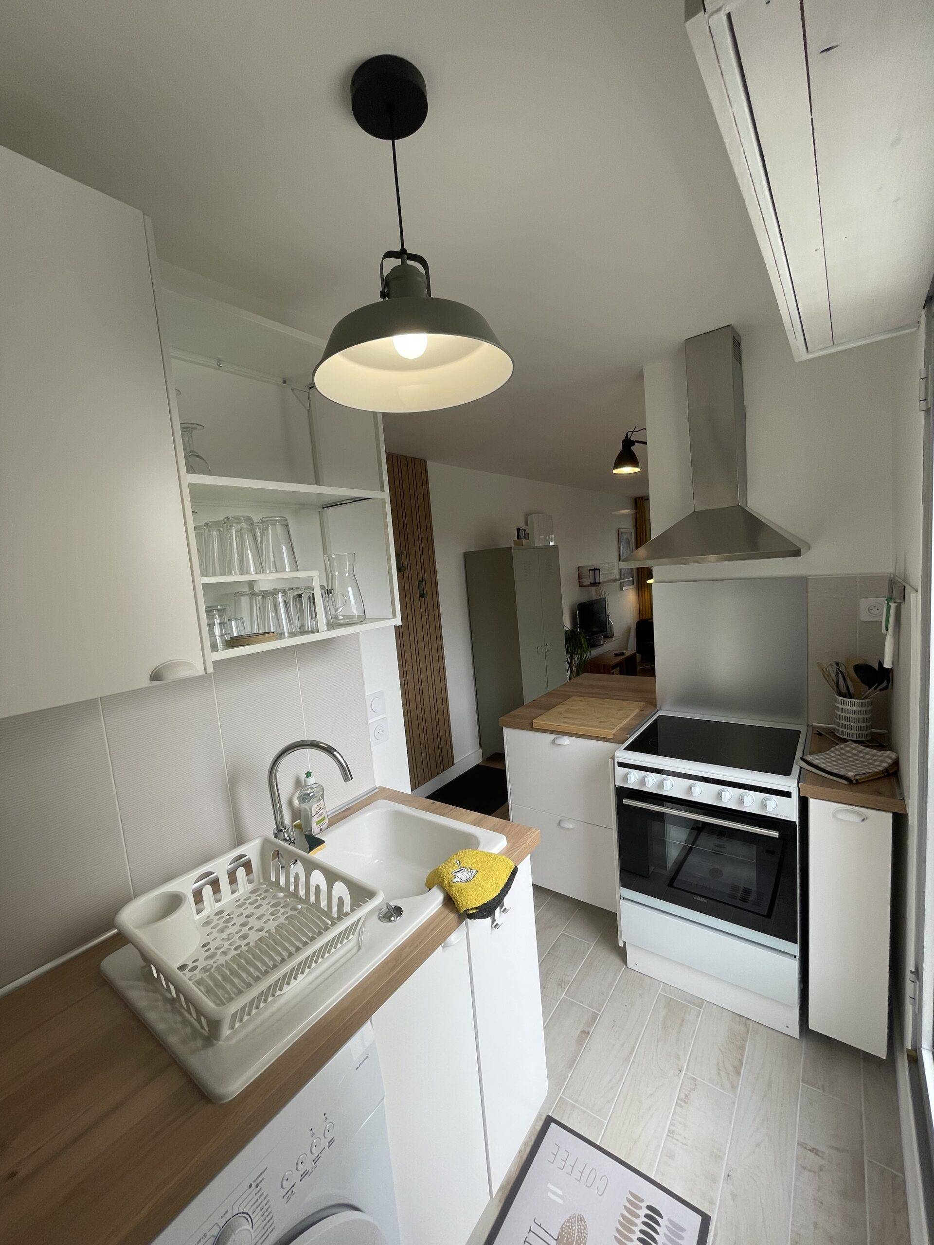 Cuisine moderne et entièrement équipée de l’appartement Dunes à Soulac-sur-Mer.