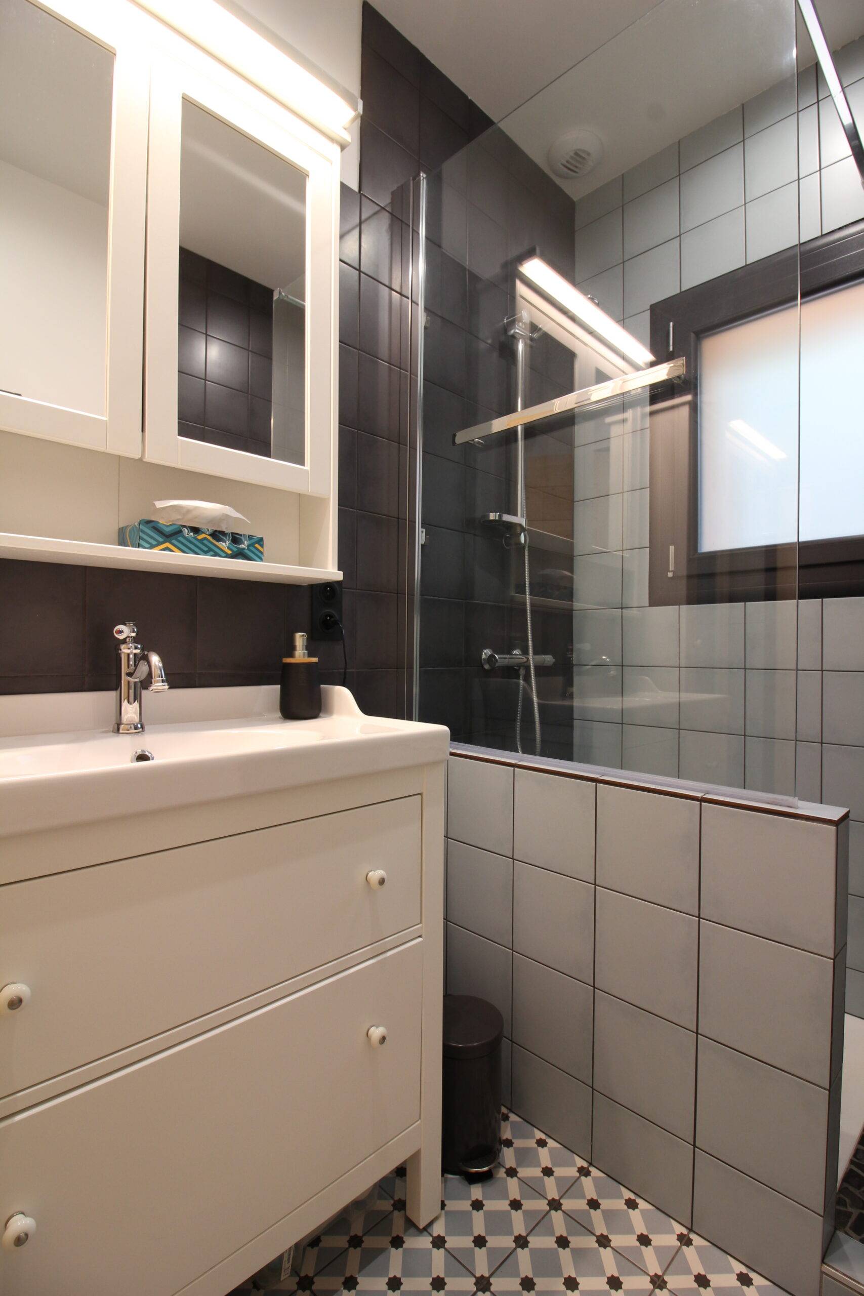 Salle de bain moderne avec douche – Villa Les Odonates Soulac-sur-Mer